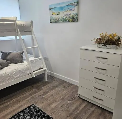 Small Studio For Group Of 5 In Delta Croydon Dpf3