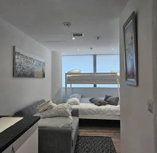 Small Studio For Group Of 5 In Delta Croydon Dpf3
